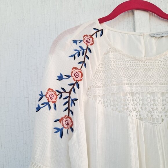 Paper Crane White Crochet Floral Embroidered Boho Flowy Top Medium - Picture 3 of 9